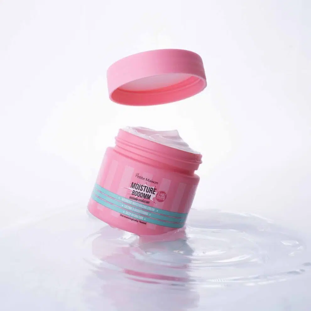 PETITE MAISON MOISTURE BOOM šviesinantis drėkinamasis veido kremas, 50 ml